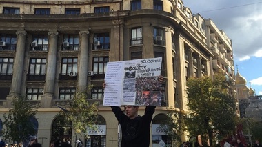 Peste 1.000 de oameni s-au strâns în Piaţa Universităţii pentru marşul tăcerii; la ora 14.00 se va pleca spre Colectiv. FOTO