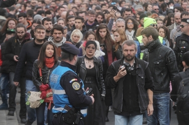 Aproximativ 5.000 de persoane au participat la marşul tăcerii dedicat victimelor incendiului din Colectiv. Deasupra clubului Colectiv au fost eliberate 64 de baloane. UPDATE, FOTO. VIDEO