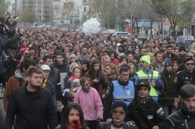 Marşul tăcerii s-a încheiat în faţa clubului Colectiv. Aproape 5.000 de persoane au venit în faţa locului tragediei. FOTO