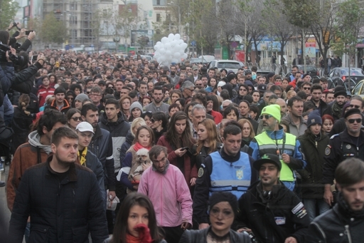 Marşul tăcerii s-a încheiat în faţa clubului Colectiv. Aproape 5.000 de persoane au venit în faţa locului tragediei. FOTO