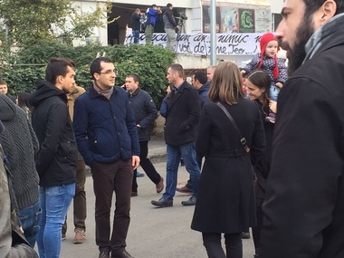 Miniştrii Vlad Voiculescu şi Violeta Alexandru, precum şi purtătorul de cuvânt al premierului, au mers la Colectiv. FOTO