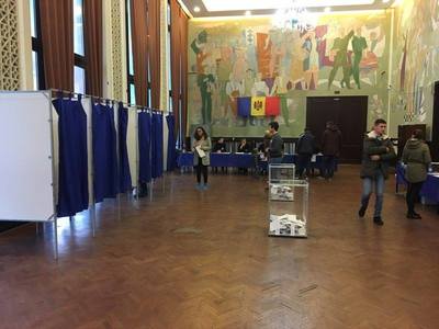 Studenţii moldoveni din Cluj au votat pentru schimbare şi rezolvarea corupţiei: Aş vrea ca cei de acasă să trăiască mai bine