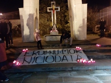 Victimele incendiului din Colectiv, comemorate de peste o sută de gălăţeni: S-a schimbat prea puţin la un an de la tragedie