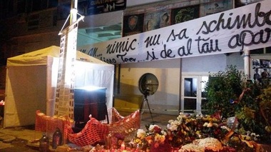 REPORTAJ: Tăcere, lacrimi şi lumină îndreptată spre cer, la ora izbucnirii incendiului din Colectiv, după exact un an de la tragedie