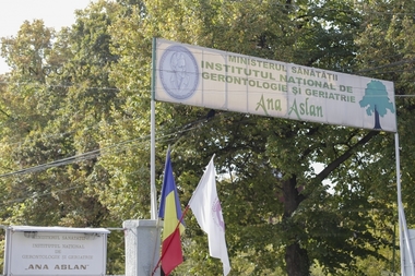 Aproximativ 200 de pacienţi şi cadre medicale au blocat etajul al doilea al Institutului „Ana Aslan” unde se află biroul managerului