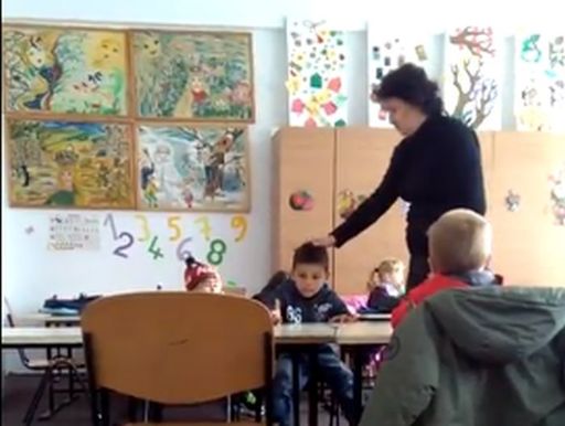 Avocatul Poporului s-a sesizat în cazul educatoarei din judeţul Vrancea filmată în timp ce lovea şi jignea doi copii