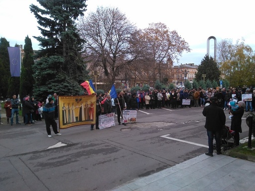 Constanţa: Peste o sută de persoane au participat la un miting pentru susţinerea familiei tradiţionale