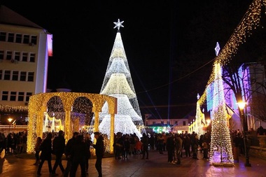 Un brad şi ornamente de peste 400.000 lei vor împodobi oraşul Târgu Jiu de sărbători