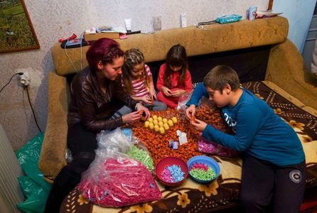 Femeia care apare în articolul The Sun asamblând jucării din ouă Kinder alături de copiii ei spune că totul este o înscenare. FOTO