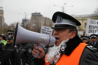 Poliţiştii locali ar putea beneficia de pensii de serviciu similare cu cele ale poliţiştilor din IGPR
