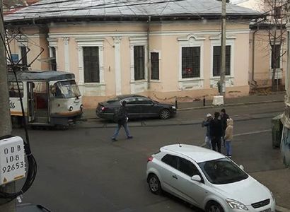 Circulaţia tramvaielor 24 şi 44 din Bucureşti, blocată aproape două ore din cauza unui autoturism parcat neregulamentar