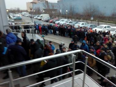Sute de oameni stau la coadă la Direcţia Permise de Conducere. Ministrul de Interne cheamă prefecţii din Bucureşti şi Ilfov la discuţii