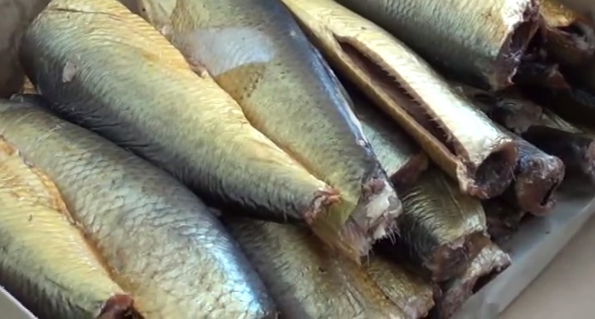Sute de kilograme de alimente confiscate şi amenzi de peste 20.000 de lei, în urma unei razii într-o piaţă din Galaţi - VIDEO