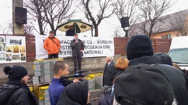 Cluj: Nou protest al localnicilor din Feleacu faţă de montarea separatoarelor de sens pe DN 1; peste 200 de persoane au participat la acţiune - FOTO