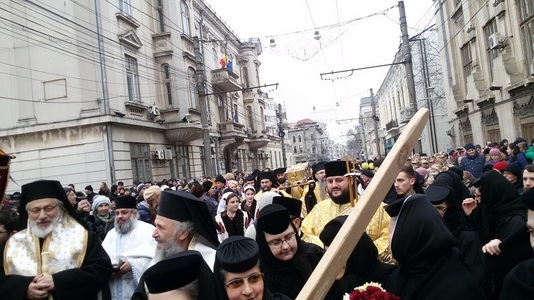 Galaţi: Aproximativ 2.000 de oameni au luat parte la o procesiune cu moaştele Sfintei Filofteia - FOTO