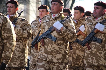 Paradă cu peste 600 de militari şi tehnică de luptă la Alba Iulia, de Ziua Naţională. Repetiţiile generale au avut loc miercuri - FOTO