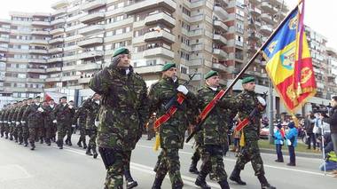 Alba Iulia: Peste 10.000 de persoane au asistat la parada de Ziua Naţională. O femeie a venit de la Sibiu şi spune că nu pierde nicio defilare de 1 Decembrie - FOTO
