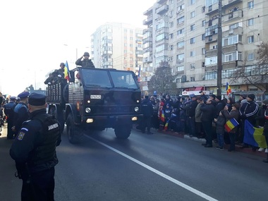 Aproximativ 3.000 de persoane, la parada de 1 Decembrie de la Ploieşti; la final s-au format cozi la corturile unde se dădea fasole cu cârnaţi - FOTO