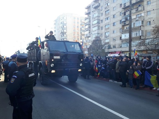 Aproximativ 3.000 de persoane, la parada de 1 Decembrie de la Ploieşti; la final s-au format cozi la corturile unde se dădea fasole cu cârnaţi - FOTO