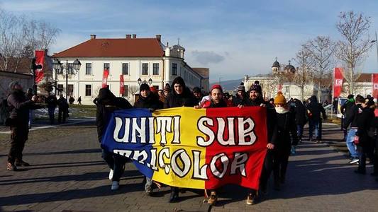 Alba Iulia: Zeci de tineri au organizat un marş, îndemnând la unirea cu Basarabia, iubire de ţară şi unitate: România-i ţara mea/ Şi voi lupta pentru ea