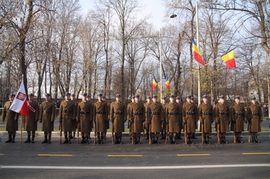 După parada de la Arcul Triumf, militarii petrec de Ziua Naţională, cu mâncare tradiţională şi muzică. VIDEO