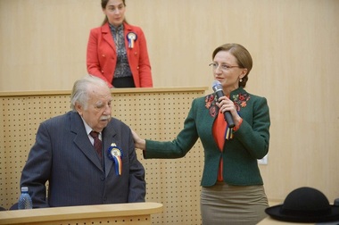 Veteran de război care a trăit în exil şi care s-a întâlnit cu Regele Mihai şi cu Papa Ioan Paul, cetăţean de onoare al judeţului Sibiu