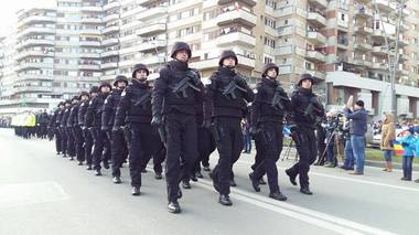 Ziua Naţională la Timişoara: mii de oameni au participat la parada militară; pentru prima dată autorităţile nu au rostit discursuri