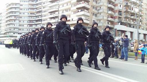 Ziua Naţională la Timişoara: mii de oameni au participat la parada militară; pentru prima dată autorităţile nu au rostit discursuri