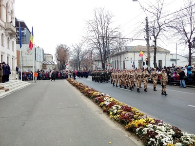 Gălăţenii care au participat la parada de 1 Decembrie îşi doresc ”o Românie mai bună”; la Buzău, unui copil de opt ani i s-a făcut rău în timpul manifestărilor - FOTO