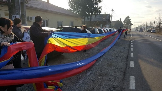 Tricolor lung de 400 de metri, întins pe marginea DN 1 A de către localnicii dintr-o comună prahoveană