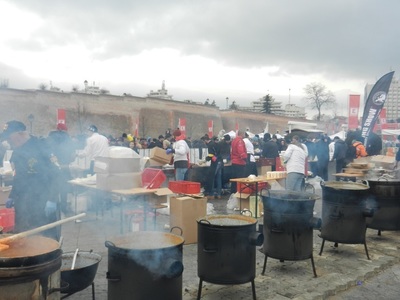 Peste două tone de fasole şi o tonă de cârnaţi, gătite la ceaun pentru masa populară de Ziua Naţională de la Alba Iulia