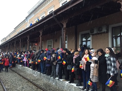 Trenul Regal a ajuns la Sibiu, unde membrii familiei regale au fost întâmpinaţi cu urale, steaguri tricolore şi însemne ale regalităţii - VIDEO