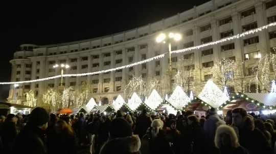 Îmbulzeală la aprinderea luminilor de sărbători în Capitală/Foto: Cristina Radu