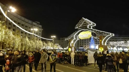 Îmbulzeală la aprinderea luminilor de sărbători în Capitală/Foto: Cristina Radu