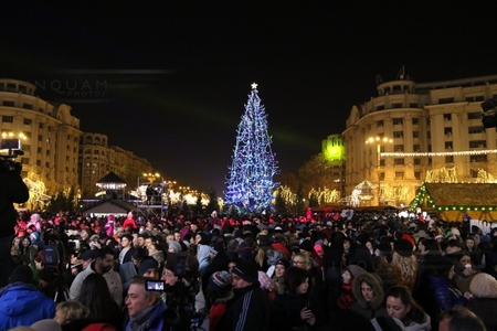 REPORTAJ: Îmbulzeală la aprinderea luminilor de sărbători în Capitală - selfie cu bradul şi fasole cu cârnaţi