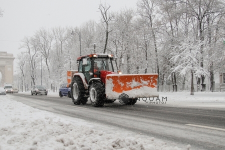 Circulaţie în condiţii de iarnă pe majoritatea drumurilor naţionale din Harghita, din cauza ninsorilor; stratul de zăpadă de pe carosabil ajunge la 4 cm