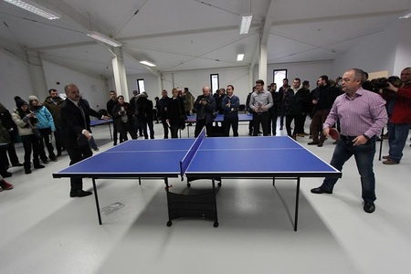 Vasile Dîncu şi Emil Boc au jucat tenis de masă la inaugurarea unui parc sportiv în valoare de peste 20 de milioane de lei