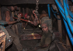 Salariile restante ale minerilor de la Paroşeni şi Uricani blocaţi în subteran au fost virate în conturi, în urma negocierilor
