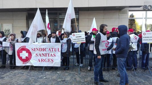 Aproximativ 100 de sindicalişti au pichetat din nou Ministerul Sănătăţii, în semn de protest faţă de neînceperea negocierilor pentru contractul colectiv de muncă