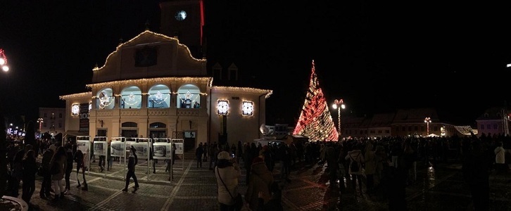 Braşov: Mii de persoane la aprinderea luminilor de sărbători; în Piaţa Sfatului a fost montat un brad de 28 de metri, împodobit cu 50.000 de beculeţe - FOTO