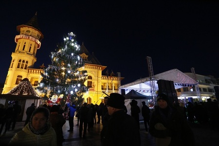 Târgul de Crăciun din Buzău, inaugurat oficial cu întârziere, din cauza lipsei luminilor de sărbători - FOTO