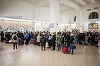 Unii elevi şi studenţi au urcat în tren fără bilet, pentru că riscau să piardă trenul din cauza aglomeraţiei la ghişeele de la Gara de Nord din Bucureşti - GALERIE FOTO