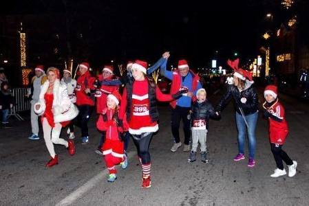 Peste 450 de alergători costumaţi în Moş Crăciun, la un cros caritabil în Cluj Napoca - FOTO