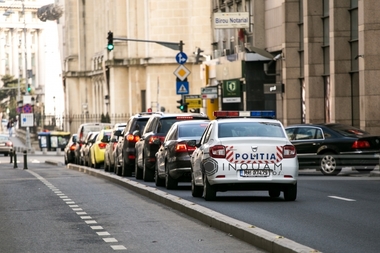 Şeful Direcţiei Rutiere: Ridicarea maşinilor de pe carosabil se va face de către un serviciu public al Primăriei, la cererea Poliţiei 