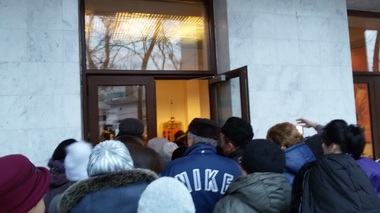 Galaţi: Peste o sută de pensionari, la coadă ca să cumpere bilete pentru petrecerea de Revelion organizată de Primărie

