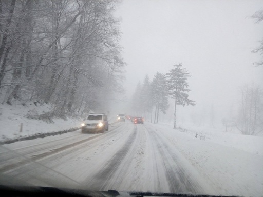 Trafic restricţionat spre Poiana Braşov, unde parcările sunt pline; accesul maşinilor în staţiune, permis după ce alte autoturisme părăsesc zona