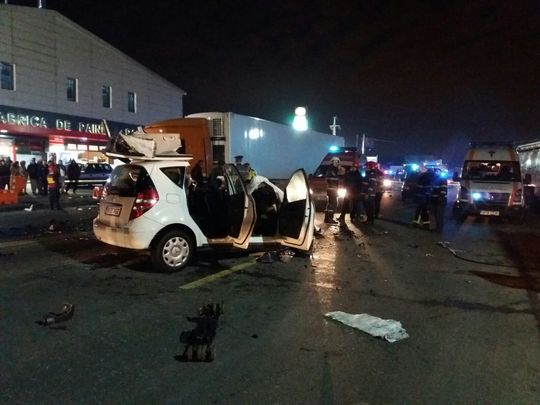 O femeie şi un copil au murit după ce maşina în care se aflau a fost lovită de un TIR / Foto. ISU Bucureşti - Ilfov