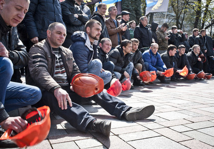 Aproximativ 50 de mineri de la Lupeni au mers la Petroşani şi protestează în curtea CEH; alţi peste 20 au intrat în greva foamei