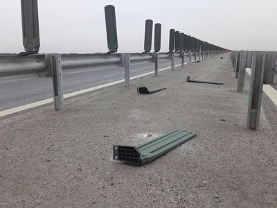 Atenţionare pentru şoferi pe autostrada Pecica-Nădlac, vântul a rupt balize de pe mijlocul drumului - FOTO