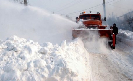 Zece maşini blocate în zăpadă pe drumuri din judeţul Tulcea; trei bolnavi, transportaţi la spital cu şenilate